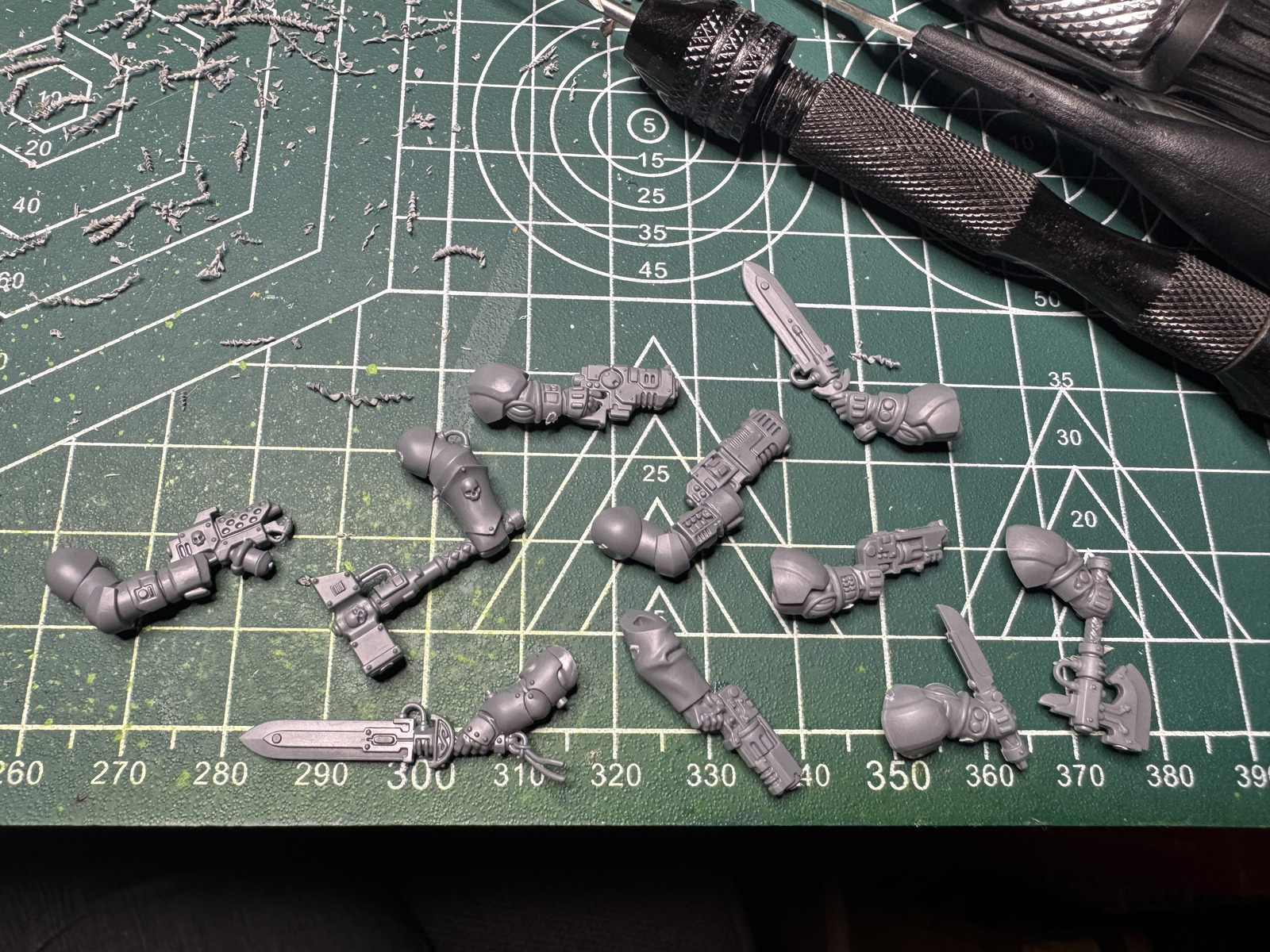 Selection of bits and weapons for Necromunda Squats